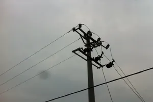 Thang sắt chạm dây diện, ba công nhân bỏng nặng