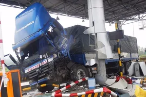Xe tải tông vỡ trạm thu phí, 3 người bị thương