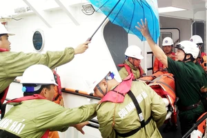 Đưa một ngư dân nghi bị ngộ độc vào đất liền cấp cứu