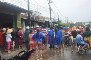 Bất lực nhìn 4 ngư dân bị lũ cuốn ra biển mất tích