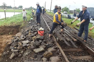 Đường sắt qua Phú Yên tê liệt hơn 5 tiếng