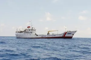 Tàu cảnh sát biển cứu 11 ngư dân bị nạn