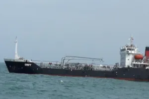 Tạm giữ tàu nước ngoài chở trái phép hơn 4.000 tấn xăng