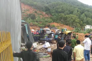 Đang tìm kiếm hai mẹ con vụ sạt lở núi ở Nha Trang