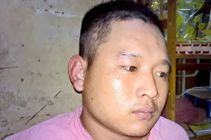 Cảnh sát 113 khống chế thanh niên ngáo đá đuổi chém mẹ