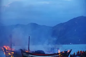 3 tàu đang neo đậu bị lửa thiêu rụi
