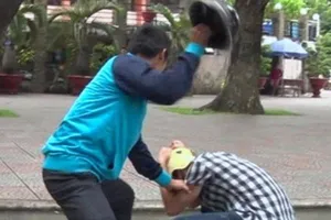 Một bác sĩ trưởng khoa bị đánh bằng mũ bảo hiểm