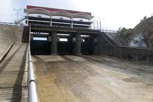 Ba thanh niên say rượu đi xả lũ gây ngập úng cả vùng