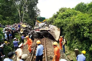 Đường sắt Bắc-Nam tê liệt do xe tải dính chặt tàu lửa