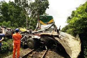 Đình chỉ nhân viên gác chắn vụ tàu tông xe ở Bình Định