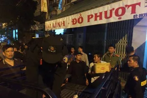 Hàng trăm cảnh sát đột kích kho vũ khí đội lốt cửa hàng