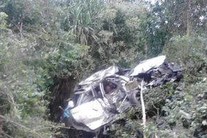 Tàu lửa tông nát ô tô, 4 người tử vong