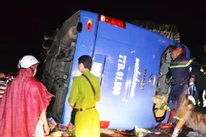 Lật xe giường nằm trong đêm, 11 người bị thương