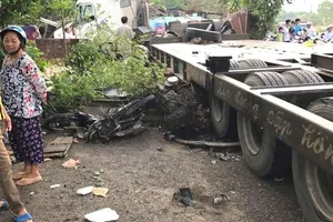 Xe đầu kéo tông chết 2 vợ chồng, làm sập tiệm cắt tóc