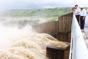 Lần đầu tiên, thủy điện Sông Ba Hạ xả lũ vào mùa khô