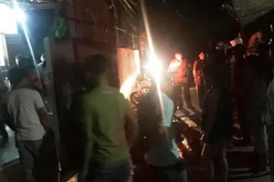 Nghi chồng cũ đốt chết cả vợ con rồi tự thiêu