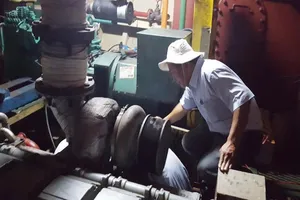 Lấy thép của tàu vỏ thép hỏng đi kiểm định 