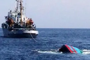 Tàu cá Bình Định lại bị đâm chìm, 8 ngư dân bị nạn