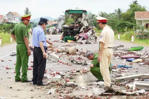 Lưỡi máy ủi chém thân xe khách khiến 5 người chết thảm