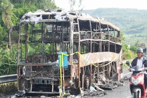 Cháy xe giường nằm, 17 hành khách thoát nạn 