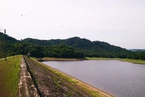 Bơi ra hồ vớt cá, 1 thầy giáo chết đuối