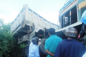 Tàu lửa tông xe tải, đường sắt tê liệt gần 4 tiếng