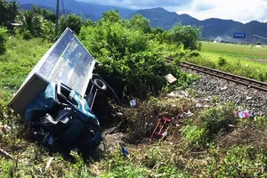 Xe tải bị tàu lửa hất văng, 3 người thương vong