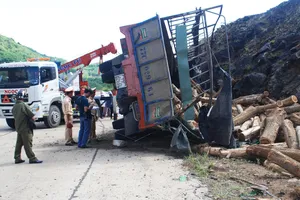 Xe chở gỗ đâm vào vách núi, tài xế bị đè chết 