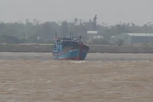Ba tàu cá mắc cạn, một ngư dân mất tích
