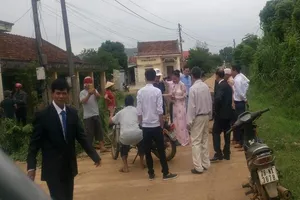 Trưởng thôn không xin lỗi vụ chặn xe cưới vì 'dân không cho phép'