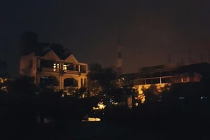 Gió mạnh, sóng biển dữ dội ở Phú Yên