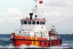 Tàu SAR 274 lao vào vùng gần tâm bão cứu 13 ngư dân
