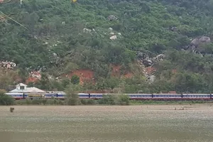 Nhanh nhất 3 ngày nữa, đường sắt qua đèo Cả mới thông