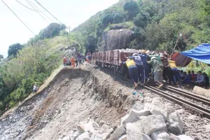6 ngày nữa mới có thể thông suốt đường sắt Bắc-Nam