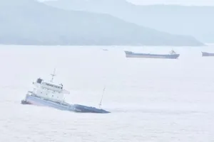 Trục vớt tàu chìm gắn với ứng phó tràn dầu tại Quy Nhơn