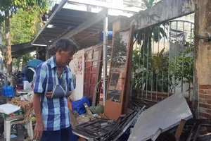 Phường cho thay gỗ bằng sắt sửa nhà hỏng do bão 