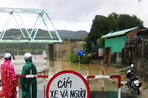 Gần 100 người tìm kiếm người phụ nữ bị lũ cuốn mất tích