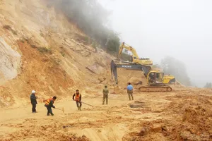 Đường Nha Trang-Đà Lạt tê liệt vì sạt lở