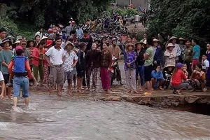Cả trăm người tìm kiếm trưởng thôn bị lũ cuốn 