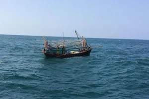Sóng đánh sập cabin tàu cá, sáu ngư dân đang nguy cấp 