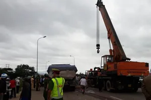 Bị xe tải cuốn vào gầm kéo lê 15m, 2 người tử vong