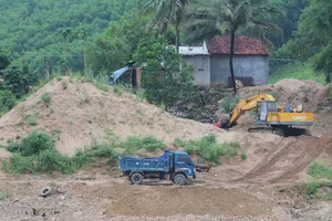 Nữ giám đốc khai thác cát lậu bị khởi tố