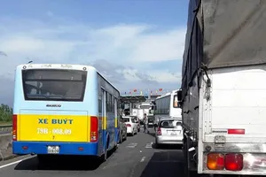 Tài xế đậu xe giữa làn, BOT Ninh An lại xả trạm