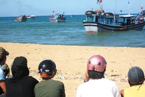 Hàng trăm tàu Phú Yên bị kẹt vì cửa biển bồi lấp