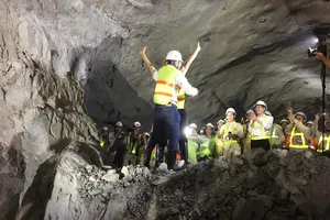 Thông hầm đường bộ qua đèo Cù Mông