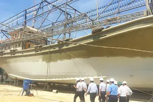 Tàu vỏ thép Bình Định vừa thay máy mới lại bị hỏng
