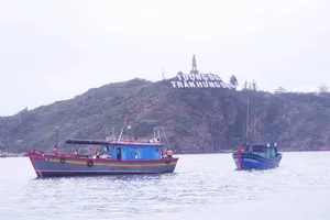 Vượt sóng lớn, biên phòng cứu 4 ngư dân bị nạn