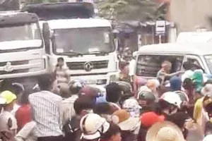 Dân phản đối dự án, dồn ra đường gây ách tắc quốc lộ 1