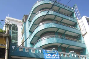 Cảnh cáo thư ký tòa làm chứng cho đương sự