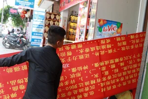 Tháo biển hiệu tiếng nước ngoài vi phạm ở Nha Trang